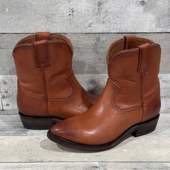 Frye Shoes - Frye Billy Bootie in Cognac - Size - 7B
